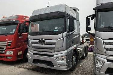 二手一汽解放 J7重卡 560马力 6X4 AMT自动挡牵引车(液缓)(国六) 双驱 锡柴二手牵引车 黄牌图片