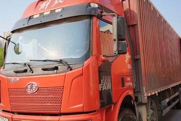 二手一汽解放 J6L中卡 质惠版 240马力 4X2 9.7米厢式载货车(国五) 单桥 一汽解放二手载货车 黄牌图片