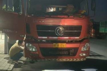 二手东风商用车 天龙重卡 245马力 6X2 9.6米仓栅式载货车(国五) 前四后四 东风康明斯二手载货车 黄牌图片
