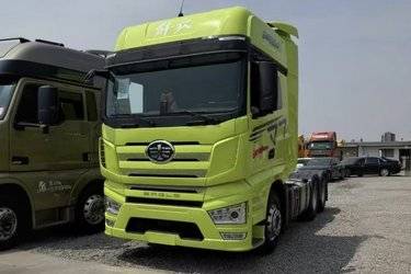 二手一汽解放 J7重卡 560马力 6X4 牵引车(国六)(液缓)(国六) 双驱 锡柴二手牵引车 黄牌图片