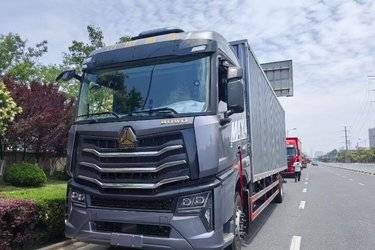 二手中国重汽 HOWO MAX 290马力 4X2 9.6米AMT自动档厢式载货车(国六) 单桥 中国重汽二手载货车 黄牌图片