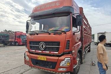 二手东风商用车 天龙重卡 245马力 6X2 9.6米仓栅式载货车(国五) 前四后四 雷诺二手载货车 黄牌图片