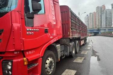二手上汽红岩 杰狮重卡C500e 520马力 6X4牵引车(国五) 双驱 上菲红二手牵引车 黄牌图片