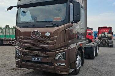 二手青岛解放 JH6重卡 智享版 560马力 6X4 LNG自动档牵引车(液缓)(国六) 双驱 潍柴二手牵引车 黄牌图片