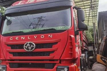 二手上汽红岩 杰狮C500重卡 430马力 6X4牵引车(国五) 双驱 上菲红二手牵引车 黄牌图片