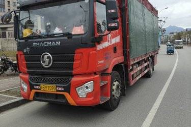 二手陕汽商用车 德御Q300 300马力 4X2 6.8米AMT自动档仓栅式载货车(国六) 单桥 玉柴二手载货车 黄牌图片