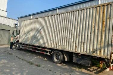 二手东风商用车 天锦KR 290马力 6X2 9.6米排半厢式载货车(京五II) 前四后四 东风康明斯二手载货车 黄牌图片