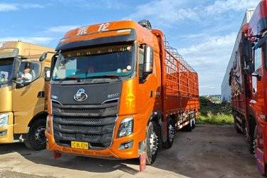 二手东风柳汽 乘龙H7重卡 480马力 8X4 9.6米仓栅式载货车(国五) 前四后八 玉柴二手载货车 黄牌图片