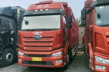 二手一汽解放 J6L 精英版 300马力 4X2 6.75米仓栅式载货车(国六) 单桥 锡柴二手载货车 黄牌图片