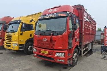 二手一汽解放 新J6L重卡 220马力 4X2 6.75米仓栅式载货车(国六) 单桥 锡柴二手载货车 黄牌图片