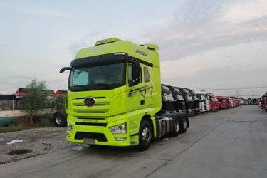 二手一汽解放 J7重卡 560马力 6X4 AMT自动挡牵引车(国六) 双驱 锡柴二手牵引车 黄牌图片