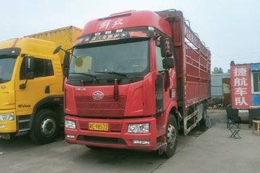 二手一汽解放 J6L中卡 220马力 4X2 6.8米仓栅式载货车(国六) 单桥 锡柴二手载货车 黄牌图片