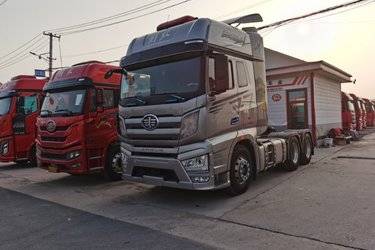 二手一汽解放 J7重卡 560马力 6X4 AMT自动档牵引车(国六)(一汽解放12档)(国六) 双驱 锡柴二手牵引车 黄牌