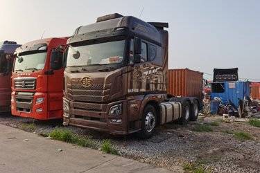 二手青岛解放 JH6重卡 领航版 560马力 6X4牵引车(国六) 双驱 锡柴二手牵引车 黄牌