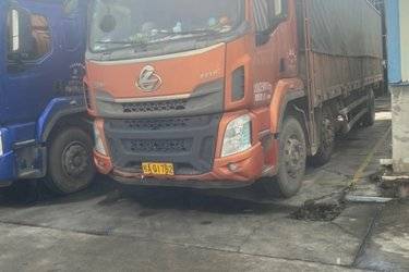 二手东风柳汽 乘龙H5中卡 240马力 6X2 9.6米栏板载货车(国五) 前四后四 东风二手载货车 黄牌图片
