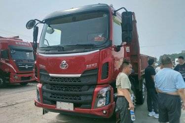 二手东风柳汽 新乘龙M3 260马力 6X2 6.8米栏板载货车(国六) 前四后四 玉柴二手载货车 黄牌图片