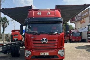 二手青岛解放 JK6中卡 260马力 4X2 9.75米厢式载货车(国六) 单桥 玉柴二手载货车 黄牌