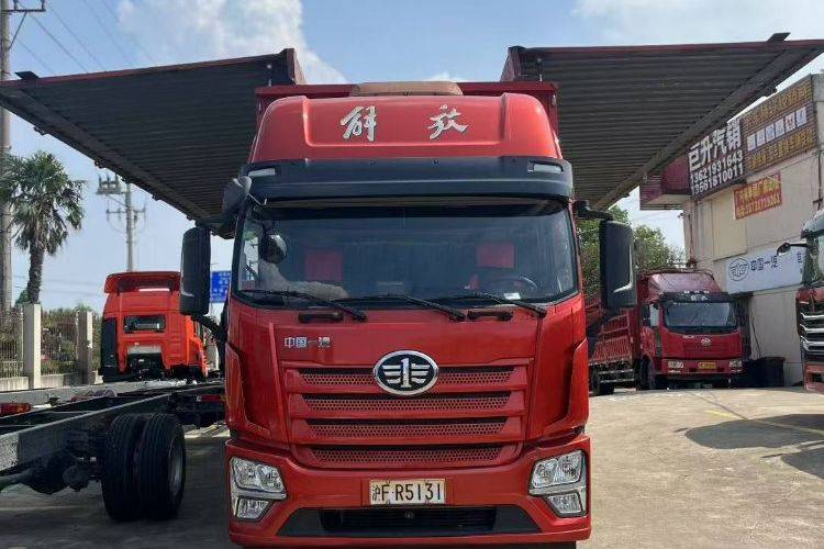 二手青岛解放 260马力 载货车