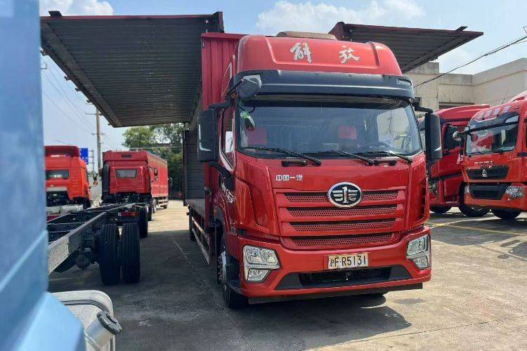 二手青岛解放 260马力 载货车