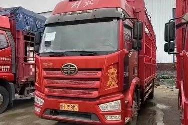 二手一汽解放 J6L中卡 240马力 4X2 6.75米仓栅式载货车(国六) 单桥 大柴二手载货车 黄牌图片