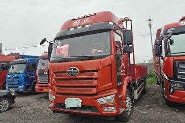 二手一汽解放 J6L中卡 精英版 240马力 4X2 6.75米栏板载货车(国六) 单桥 锡柴二手载货车 黄牌图片