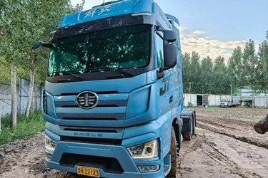 二手解放J7 15.6L LNG 660马力 6X4 采埃孚12档 AMT自动档 牵引车(国六) 双驱 锡柴二手牵引车 黄牌图片