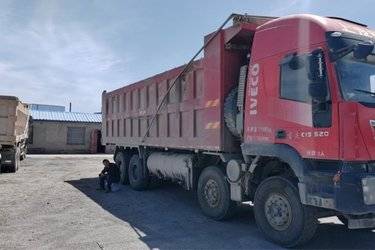 二手上汽红岩 杰狮C500重卡 超重载版 520马力 8X4 8.3米自卸车(国五) 前四后八 上菲红二手自卸车 黄牌图片