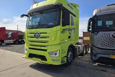 二手一汽解放 J7重卡 620马力 6X4 AMT自动档牵引车(一汽解放12挡)(带液缓)(国六) 双驱 锡柴二手牵引车 黄牌图片