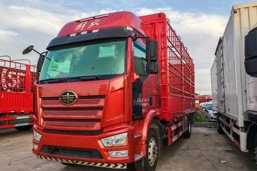 二手一汽解放 J6L中卡 尊享版 260马力 4X2 6.75米仓栅式载货车(国六) 单桥 锡柴二手载货车 黄牌图片