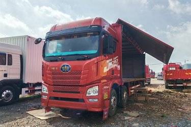 二手青岛解放 JH6重卡 领航版2.0 290马力 6X2 9.4米厢式载货车(国六) 单桥 锡柴二手载货车 黄牌图片
