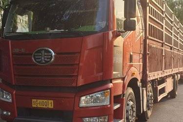 二手一汽解放 新J6P重卡 320马力 6X2 9.4米仓栅式载货车(速比4.1)(国五) 前四后四 大柴二手载货车 黄牌图片