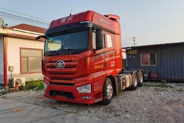 二手一汽解放 J7重卡 560马力 6X4 AMT自动档牵引车(国六)(一汽解放12档)(国六) 双驱 锡柴二手牵引车 黄牌图片