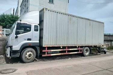 二手福田 欧航R系 绿通之星 210马力 7.8米厢式载货车(国五) 单桥 福田康明斯二手载货车 黄牌图片