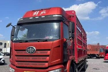 二手一汽解放 J6L中卡 尊享版 绿通 260马力 4X2 6.75米仓栅式载货车(国六) 单桥 大柴二手载货车 黄牌
