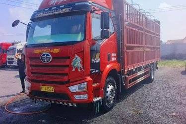 二手一汽解放 J6L中卡 尊享版 260马力 4X2 6.75米仓栅式载货车(国六) 单桥 锡柴二手载货车 黄牌图片