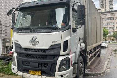二手东风柳汽 乘龙H5 270马力 4X2 9.6米厢式载货车(国六) 单桥 潍柴二手载货车 黄牌图片