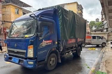 二手重汽王牌 7系中卡 180马力 4X2 5.8米仓栅式载货车(国四) 单桥 中国重汽二手载货车 黄牌