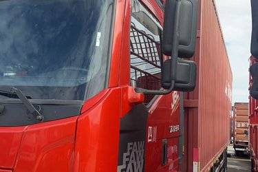 二手一汽解放 J6L重卡 240马力 4X2 9.7米厢式载货车(国五) 单桥 一汽二手载货车 黄牌图片