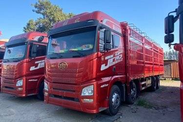 二手青岛解放 JH6重卡 420马力 8X4 9.5米仓栅式载货车(国五) 前四后八 潍柴二手载货车 黄牌图片