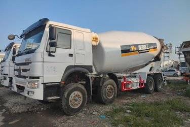 二手中国重汽 HOWO重卡 380马力 8X4 5.7方搅拌车(12档)(国五) 前四后八 中国重汽二手搅拌车