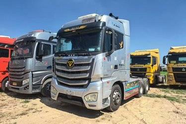 二手福田 欧曼EST 6系重卡 560马力 6X4 AMT自动挡牵引车(国五) 双驱 福田康明斯二手牵引车 黄牌图片