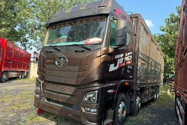 二手青岛解放 JH6重卡 460马力 8X4 9.4米畜禽载货车(国六) 前四后八 锡柴二手载货车 黄牌图片