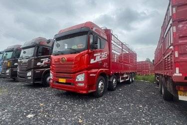 二手青岛解放 JH6重卡 460马力 8X4 9.4米仓栅式载货车(国五) 前四后八 锡柴二手载货车 黄牌