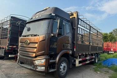 二手一汽解放 J6L中卡 尊享版 260马力 4X2 6.75米仓栅式载货车(国六) 单桥 大柴二手载货车 黄牌图片