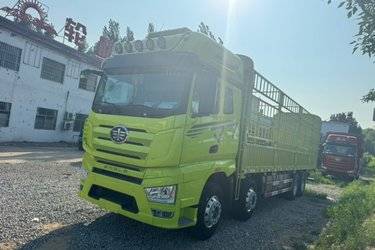 二手一汽解放 J7重卡 经典版 560马力 8X4 9.4米AMT自动档仓栅式载货车(国六) 前四后八 锡柴二手载货车 黄牌图片