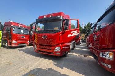 二手青岛解放 JH6重卡 460马力 6X4 AMT自动挡牵引车(国五) 双驱 锡柴二手牵引车 黄牌图片