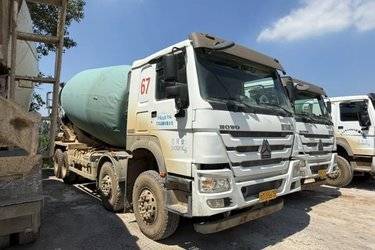 二手中国重汽 HOWO重卡 380马力 8X4 5.7方搅拌车(12档)(国五) 前四后八 中国重汽二手搅拌车图片