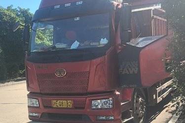 二手一汽解放 J6L中卡 领航版绿通240马力 4X2 6.75米仓栅式载货车(国五) 单桥 大柴二手载货车 黄牌图片