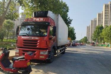 二手青岛解放 龙VH中卡 220马力 4X2 6.75米厢式载货车(国五) 单桥 锡柴二手载货车 黄牌图片