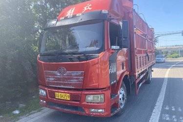 二手一汽解放 J6L中卡 超值版 180马力 4X2 6.75米仓栅式载货车(国五) 单桥 大柴二手载货车 黄牌